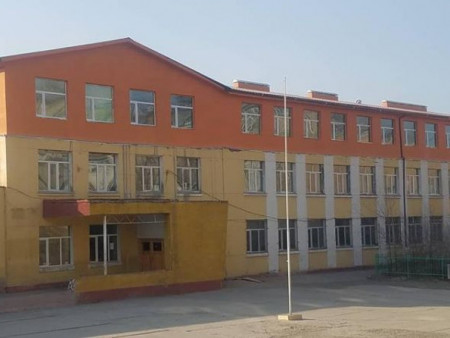 Хэт ачааллын улмаас нойргүйдэж, толгой нь өвдсөн багш салхилахаар гарах үедээ аваарын шатны тавцангаас унаж амиа алджээ