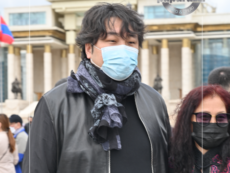 Photo paparazzi ••• Дэлхийн дуучин эх орондоо ирсэн нь манай папараццид өртлөө