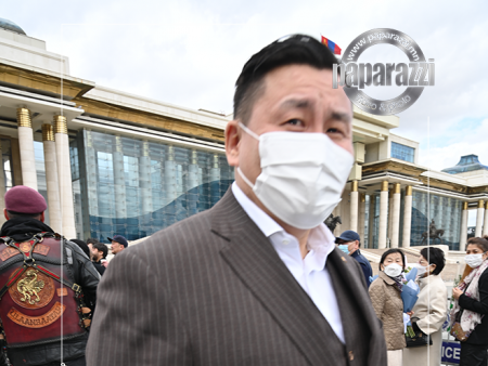 Photo paparazzi ••• Б.Баатар найруулагч МАН-ынхны PR-ийн ажилд идэвхтэй оролцдог болжээ...