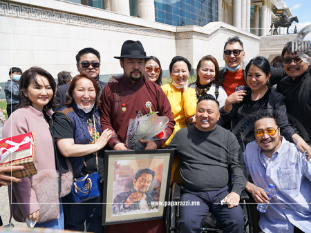 Photo Paparazzi•••УДЭТ-ийн жүжигчин Сугарын БОЛД-ЭРДЭНЭ Монгол Улсын гавьяат жүжигчин цолоор энгэрээ мялаалаа