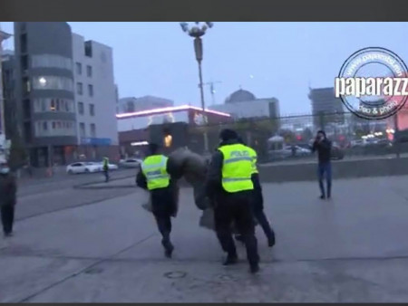 Цагдаа нар АН-ын гишүүдийн дэвсэж суухаар авчирсан эсгийг авч зугтаалаа