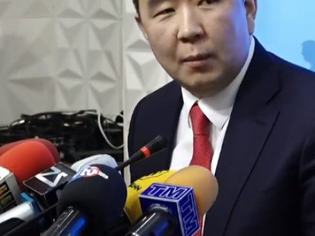 Д.Мөнх-Эрдэнэ: Х.Баттулга Ерөнхийлөгчөө жоохон зангарагтай байлдаа үнэн үг даахгүй гоншгонуур байна шүү Та! Үг хөөхөөр үхэр хөө гэж!