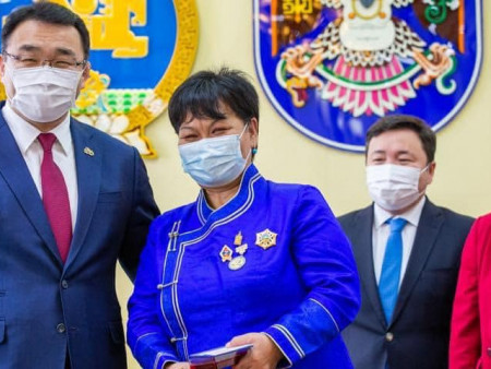 Зургаан сувилагчид түрээслээд өмчлөх орон сууцны батламж гардууллаа