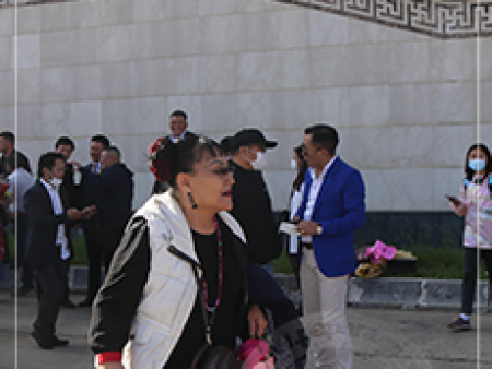 PHOTO PAPARAZZI: Хошин урлагтаа үнэнч Л.Чаминчулуун