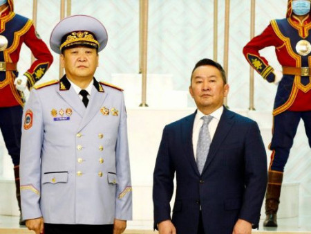 Өнгөрсөн шөнө бригадын генерал С.Ганбатыг баривчилж, 500 мянган ам.доллар хураан авчээ