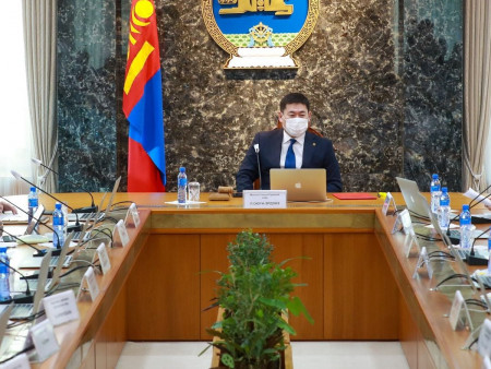 Засгийн газар хуралдаж байна
