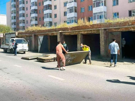 БЗД-т зөвшөөрөлгүй гараашуудыг буулгаж, явган хүний зам, ногоон байгууламж нэмэгдүүлэх ажил үргэлжилж байна