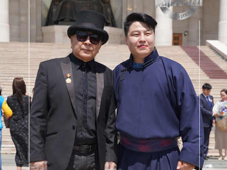 Photo paparazzi ••• Дуучин Я.Гэрэлчулуун Чингис хаан хамтлагийн улаан 