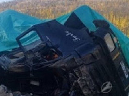 Том оврын ачааны автомашины ачаа нурж, химийн бодис асгарчээ