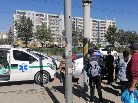 Төрөх өвдөлт өгсөн эмэгтэйг автомашинд эх барьж авчээ