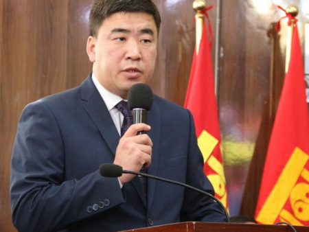 Хурдан удмын 20 адуу, 30 үхрээ 80 сая төгрөгөөр үнэлсэн Хэнтийн Засаг дарга намаасаа УИХ-д нэр дэвших тийзээ авлаа