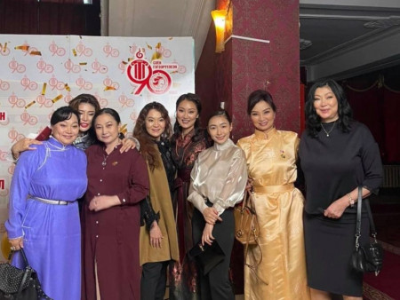 Photo paparazzi ••• Жүжигчин О.Энхтуул  Герман нөхрөөсөө албан ёсоор салж, эх орондоо амьдрахаар иржээ