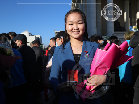 Photo paparazzi ••• Ширээний теннисний спортоор Монгол Улсаас анх удаа олимпын наадамд оролцсон Б.Болор-Эрдэнэ Хөдөлмөрийн хүндэт медалиар энгэрээ мялаалаа