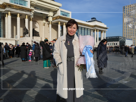 Photo Paparazzi ••• Гавьяат жүжигчин Ц.Баясгалан: Миний энэ шагналыг тэнгэрийн орноос Ц.Гантөмөр багш маань,  хайртай Б.Баатар найруулагч маань хараад маш их баярлаж байгаа