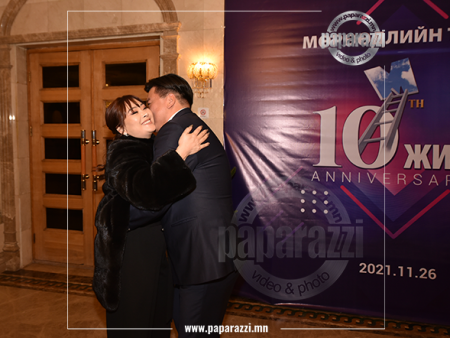 Photo Paparazzi •••  Эрхэмбаяр Онон нар гар гараасаа хөтөлсөн нь одоог хүртэл “эхнэр нөхрийн харилцаатай хэвээрээ ...