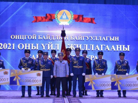 ЭЕРЭГ: 1250 хүний амь насыг аварсан Б.Баттулга,  415 хүний амь насыг аварсан  Ц.Пярлай нарын алба хаагчдад 16 сая төгрөгийн урамшуулал олгов