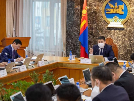 Засгийн газар хуралдаж байна