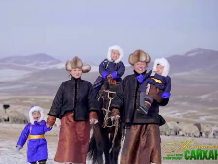 Photo Paparazzi ••• Дуучин Б.Болд, Х.Мөнгөнцэцэг нар шинэ дууныхаа  клипэнд гурван хүүхдээ тоглуулжээ