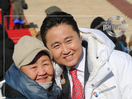 Photo Paparazzi •••Төрдөө үнсүүлсэн хүүгээ нулимстай тосож буй ээж...