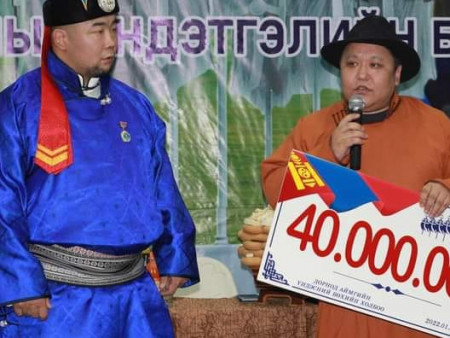 Дорнод аймгийнхан улсын заан Д.Анарт 40 сая төгрөг бэлэглэв