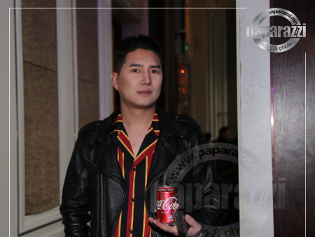 Photo Paparazzi ••• Нүдэндээ давхраа хийлгэсэн дуучин залууг хэн ч таньсангүй