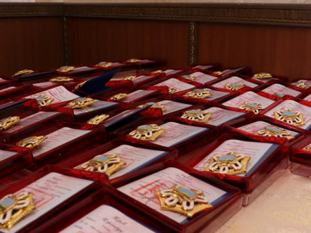 Ерөнхийлөгч төрийн дээд одон медаль гардуулна