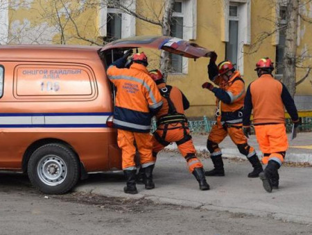 Согтуурсан эмэгтэйчүүд 12 давхар байшингийн дээврээс унахыг завджээ