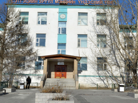Гудамжинд чармай нүцгэлэн зогсож байсан сэтгэцийн өөрчлөлтэй эрэгтэйг СЭМҮТ-д хүлээлгэн өглөө