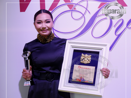 Photo Paparazzi ••• Жүжигчин Б.Одончимэг Нийслэлийн шилдэг эмэгтэй боллоо