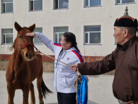 ЭЕРЭГ: Гавьяат тамирчин​ М.Анхцэцэгт хурдан удмын морь бэлэглэжээ