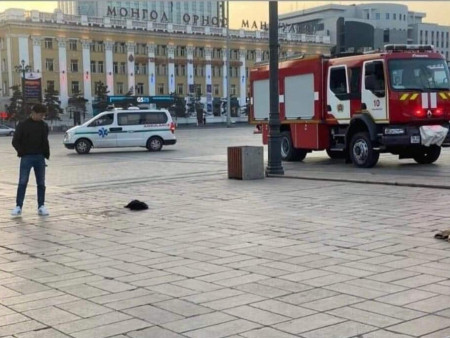 Онлайнаар покер тоглодог байсан ба өрөө төлж дийлэхгүйн улмаас ийм үйлдэл хийсэн байж болзошгүй байна