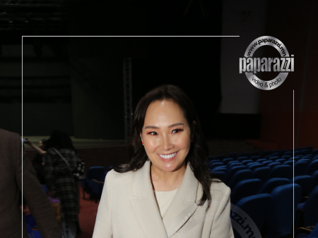 Photo Paparazzi ••• “Шинэ үе”-ийн Отгоо цагаан утас ажлуулдлаг баян ОЮУТАН байжээ