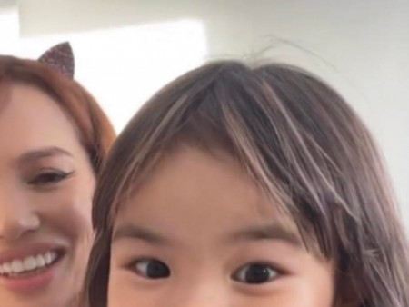 Photo Paparazzi ••• Дуучин Ука анх удаа охиноо олны өмнө ил гаргажээ