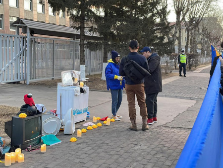ОХУ-ын Элчингийн гадаа тайван жагсаал хийхдээ угаалгын машин, телевиз орхиод явсан хүмүүсээс мэдүүлэг авчээ