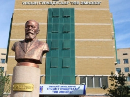 УЛСЫН ГУРАВДУГААР ТӨВ ЭМНЭЛГИЙН ЭМЧ НАР ХҮҮХДИЙН ЗҮРХНИЙ ТӨРӨЛХИЙН ХҮНД ХЭЛБЭРИЙН ГАЖГИЙГ СУДСАН ДОТУУР БИЕ ДААН ЭМЧИЛЖ БАЙНА