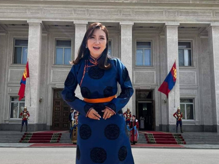 Эмээгийнхээ 60 жилийн өмнө өмсөж байсан ҮЙТЭН ХУАР дээлээр гоёсон АЛДАРТ ЭЭЖ Булгаа