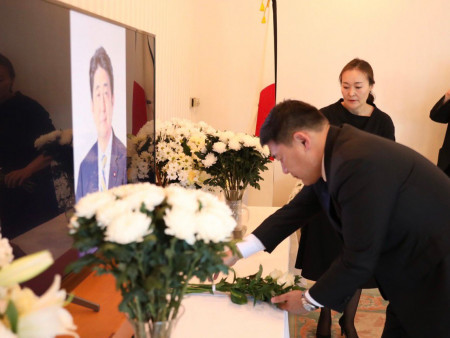 Абэ Шинзо амь насаа алдсанд эмгэнэл илэрхийлж, эмгэнэлийн дэвтэрт Л.Оюун-Эрдэнэ гарын үсэг зуржээ