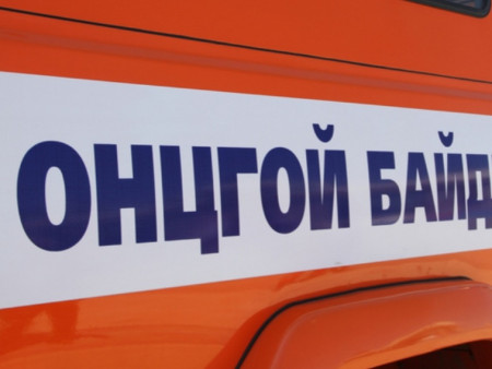 Уулын оройгоос унаад 35 орчим метр өнхөрч, хадан хясааны ирмэг дээр тогтсон байсан иргэнийг аварчээ