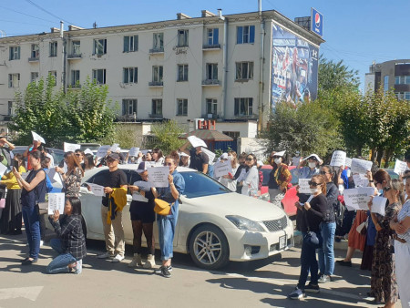 Ж.Соронзонг чөлөөлөхийг эсэргүүцсэн эцэг эхчүүд  ГУРАВ дахь өдрөө жагсаж байна