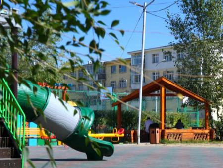 Тусгай хэрэгцээт хүүхдүүдэд зориулан тоглоомын талбайг тохижуулж байна
