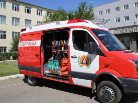 Суудлын автомашин дотор нэг настай хүүхэд түгжигдсэн байсныг гаргаж өгчээ