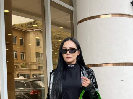 Өчигдөр орой Гала хамтлагийн дуучин Ану буюу Уранхолбоог машиндаа суух үед нь үл таних этгээд буу тулгасан байна.