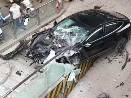 Хятад Улсад Tesla үйлдвэрийн жолоочгүй машин хяналтаа алдаж осол гаргажээ