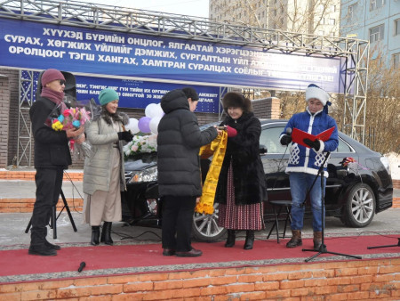 Монгени сургууль шатрын спортын олон улсын мастер багшдаа Toyoto Sai маркийн машин гардуулжээ