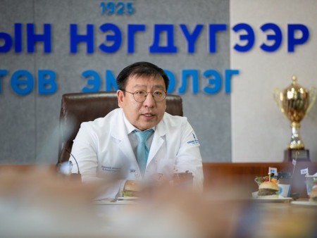 Улсын Нэгдүгээр Төв эмнэлэг “БӨӨР ШИЛЖҮҮЛЭН СУУЛГАХ 300“ дахь мэс засал амжилттай хийлээ
