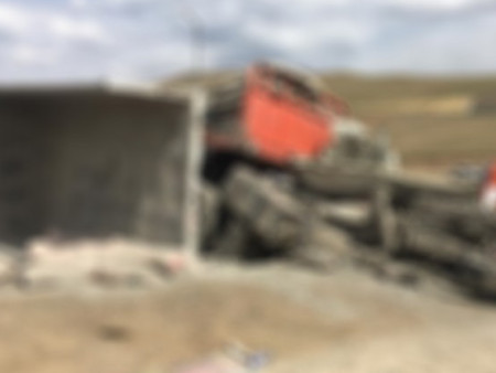 40 тонн ачаа тээвэрлэж явсан том оврын автомашин зоогийн газар мөргөж, гурван хүн амиа алджээ