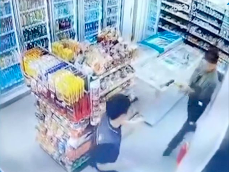 CU-д сүх далайж танхайрсан этгээдэд 15 хоног баривчлах ял оноолоо
