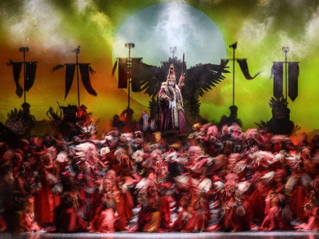 ​ “Монгол хаан” жүжгийг Нью Йоркын BroadwayWorld сайт “Улс төрийн нюанстай гайхамшигт бүтээл” гэж онцолжээ