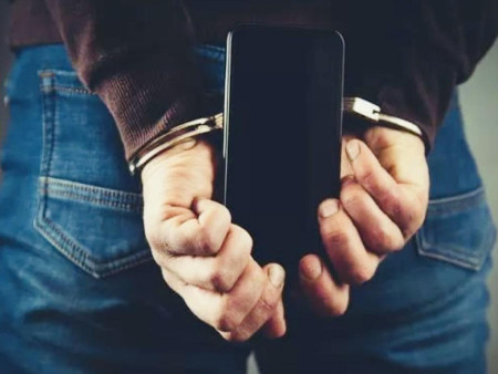 22 ширхэг гар утас нууж, хууль бусаар хил нэвтрүүлэхийг завдсан МУ-ын иргэнийг барьжээ