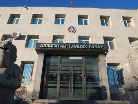 “С” нь Экологийн цагдаагийн албаны албан тушаалтнаар ажиллаж байхдаа бусдаас хахууль авсан